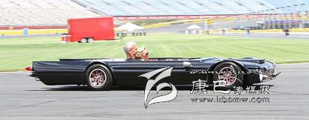世界上最“扁”的汽車(chē) 躺著(zhù)開(kāi)！