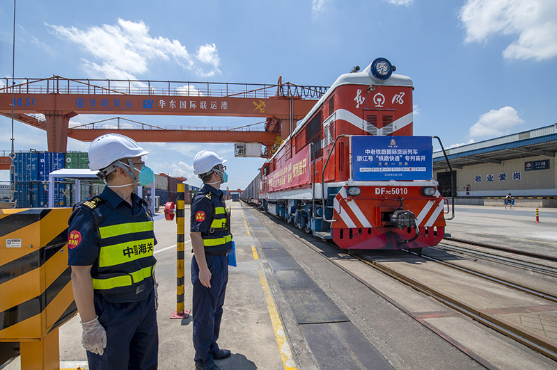 2022年6月29日，浙江金華，中老鐵路國際貨運列車(chē)浙江號“鐵路快通”首趟專(zhuān)列經(jīng)海關(guān)監管后，從浙江省鐵路金華南站鳴笛啟程，經(jīng)磨憨口岸駛向老撾萬(wàn)象。