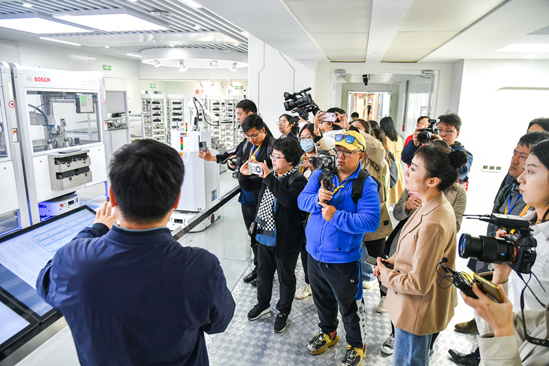 2023年10月16日，第三屆“一帶一路”國際合作高峰論壇新聞中心組織中外記者采訪(fǎng)。記者在中德大廈內的博世未來(lái)工廠(chǎng)展區參觀(guān)，了解其高質(zhì)量創(chuàng  )新發(fā)展成果。