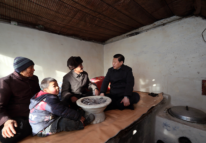 2012年12月30日，習近平在河北省阜平縣龍泉關(guān)鎮駱駝灣村看望唐榮斌老人一家。