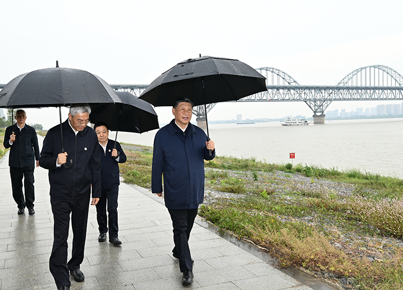 2023年10月10日，習近平總書(shū)記在江西長(cháng)江國家文化公園九江城區段冒雨考察。