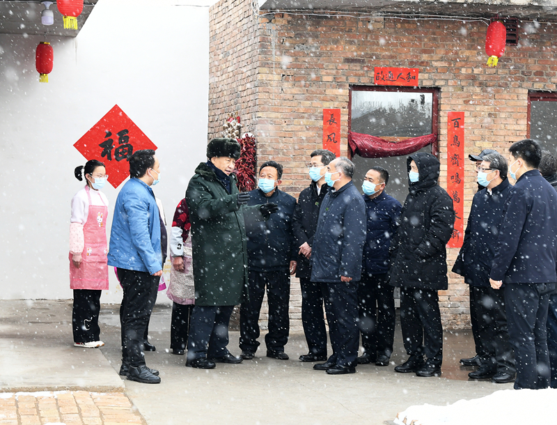 2022年1月26日，習近平總書(shū)記在山西霍州馮南垣村受災村民師紅兵家看望。