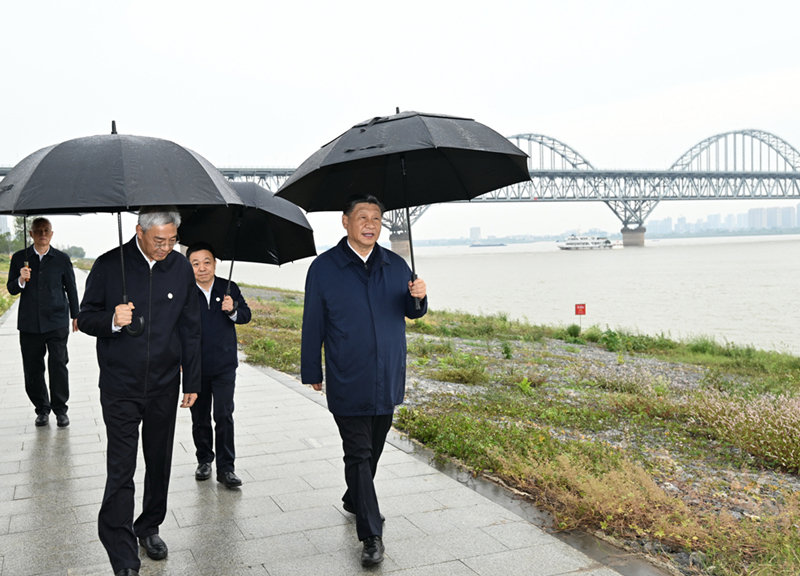 2023年10月10日，習近平在長(cháng)江國家文化公園九江城區段考察時(shí)，冒雨沿江堤步行察看沿岸風(fēng)貌。