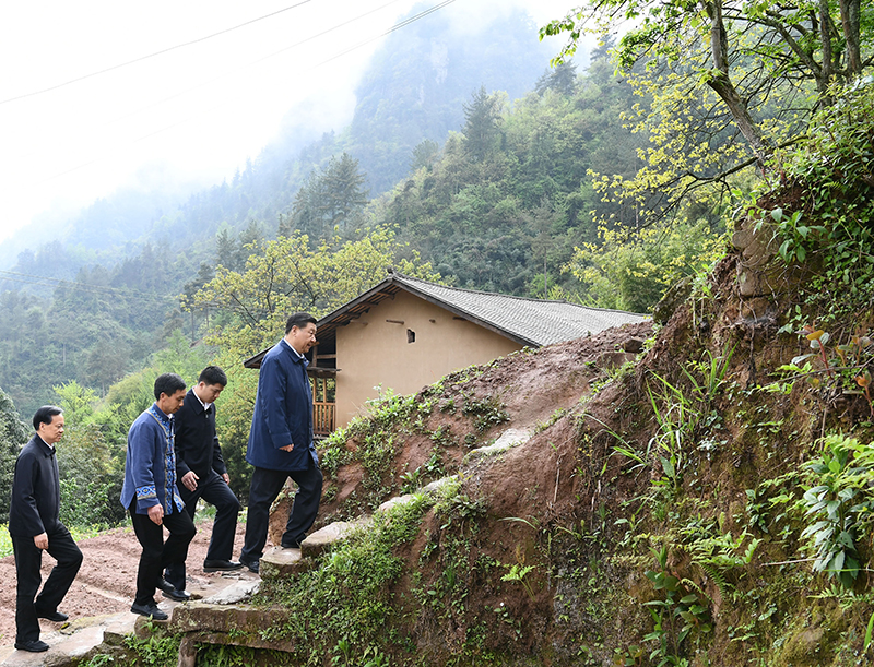 2019年4月15日，在石柱土家族自治縣中益鄉華溪村，習近平總書(shū)記踏著(zhù)濕滑的石階登上陡坡，前往貧困戶(hù)譚登周家看望。