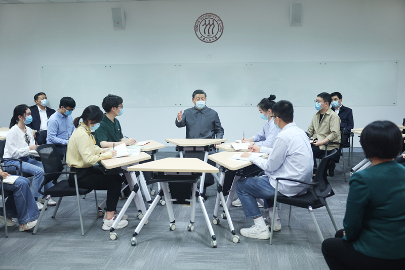 2022年4月25日，習近平總書(shū)記來(lái)到中國人民大學(xué)考察調研。這是總書(shū)記在立德樓觀(guān)摩思政課智慧教室現場(chǎng)教學(xué)并參與討論。