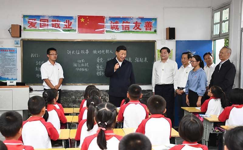 2020年9月16日，習近平總書(shū)記在湖南省郴州市汝城縣文明瑤族鄉第一片小學(xué)，同正在上思政課的同學(xué)們親切交流。