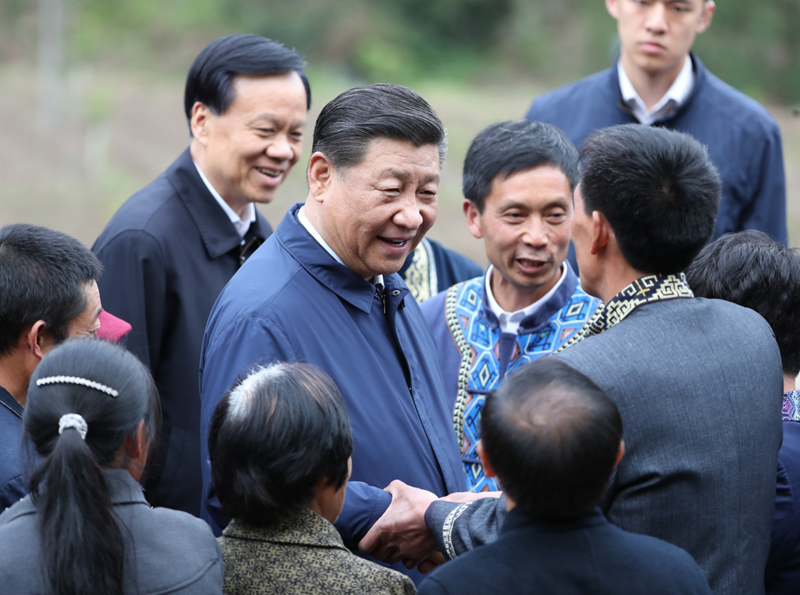 2019年4月15日至17日，中共中央總書(shū)記、國家主席、中央軍委主席習近平在重慶考察，并主持召開(kāi)解決“兩不愁三保障”突出問(wèn)題座談會(huì )。這是4月15日下午，習近平在石柱土家族自治縣中益鄉華溪村同村民親切交流。新華社記者 丁海濤 攝