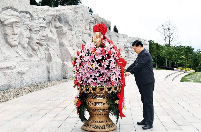 2021年4月25日至27日，中共中央總書(shū)記、國家主席、中央軍委主席習近平在廣西考察。這是25日上午，習近平在位于桂林市全州縣的紅軍長(cháng)征湘江戰役紀念園，向湘江戰役紅軍烈士敬獻花籃。 新華社記者 謝環(huán)馳/攝