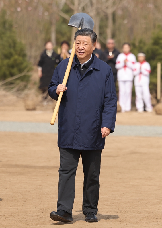 2024年4月3日，習近平總書(shū)記來(lái)到北京市通州區潞城鎮參加首都義務(wù)植樹(shù)活動(dòng)。
