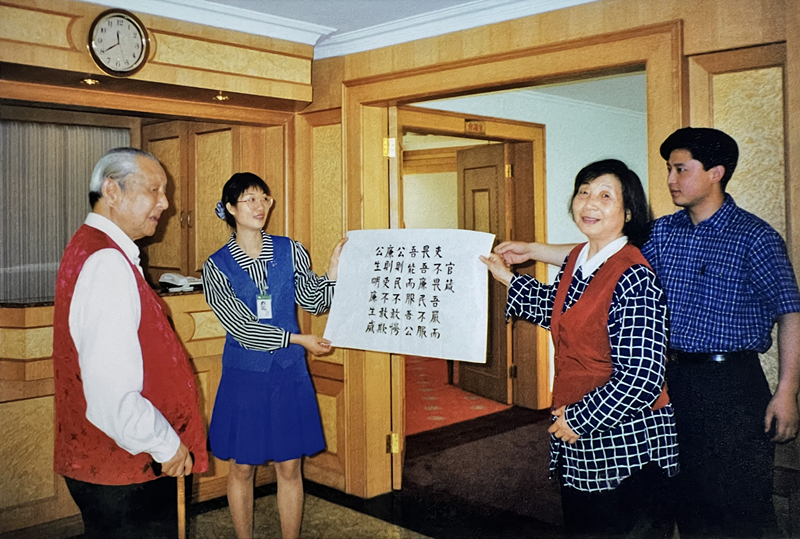 1999年3月，習仲勛欣賞齊心的書(shū)法作品《官箴》。