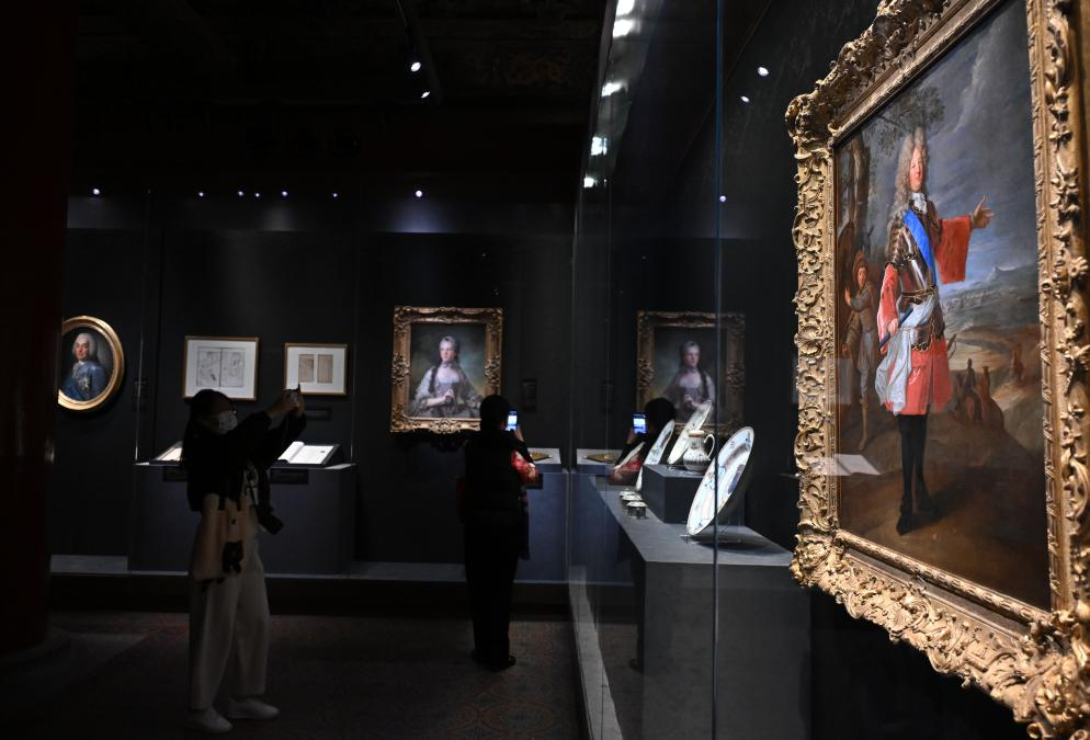 4月1日，作為中法文化旅游年的重要項目，“紫禁城與凡爾賽宮——17、18世紀的中法交往”展覽在故宮文華殿開(kāi)幕。圖為觀(guān)眾當天參觀(guān)展覽。新華社記者 金良快 攝