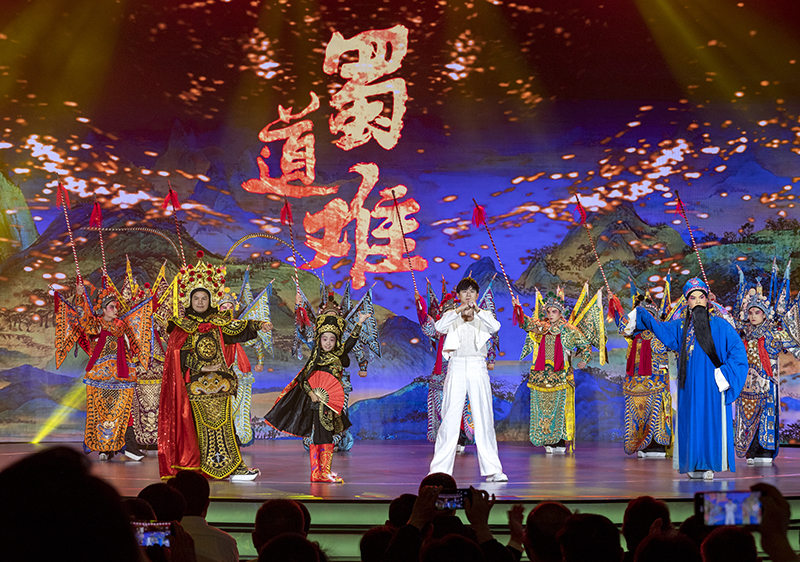 2023年10月13日，成都，“把青春華章寫(xiě)在祖國大地上”大思政課網(wǎng)絡(luò )主題宣傳和互動(dòng)引導活動(dòng)在四川大學(xué)舉行。
