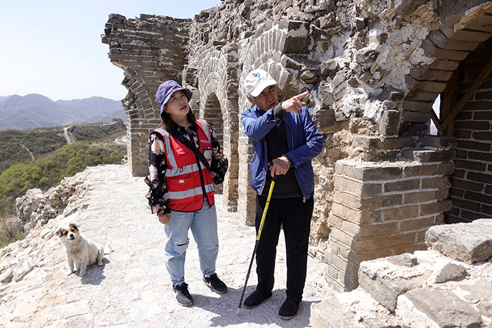 在明長(cháng)城遺址上，梅景田給外甥女劉紅巖講述長(cháng)城故事。