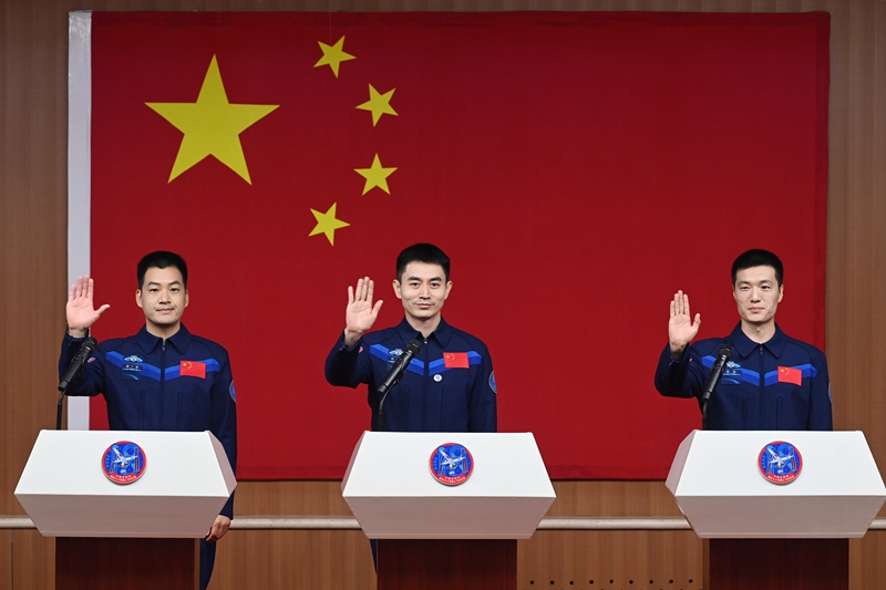 2024年月24日，神舟十八號載人飛行任務(wù)航天員葉光富（中）、李聰（右）、李廣蘇在酒泉衛星發(fā)射中心問(wèn)天閣與媒體記者集體見(jiàn)面。