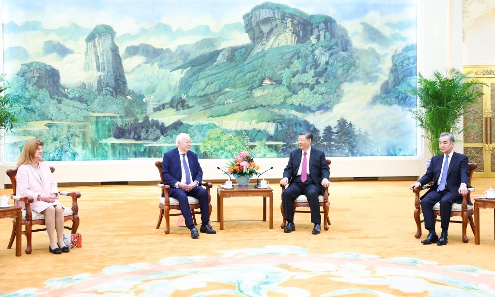 2024年4月8日，國家主席習近平在北京人民大會(huì )堂會(huì )見(jiàn)法國梅里?；饡?huì )主席梅里埃夫婦。新華社記者 黃敬文 攝