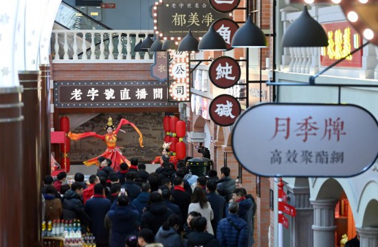 顧客在天津老字號集合店內觀(guān)看演出。新華社記者 趙子碩 攝