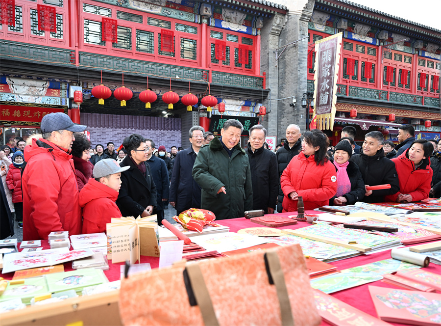 2024年2月1日下午，習近平在天津古文化街考察時(shí)，同店鋪員工和現場(chǎng)群眾互動(dòng)交流。新華社記者 謝環(huán)馳 攝