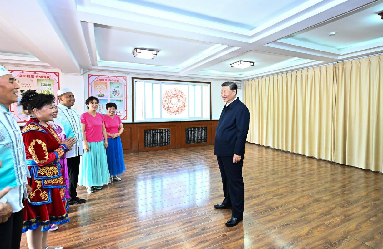 6月19日下午，習近平總書(shū)記在銀川市金鳳區長(cháng)城花園社區活動(dòng)室考察時(shí)，同社區居民親切交流。