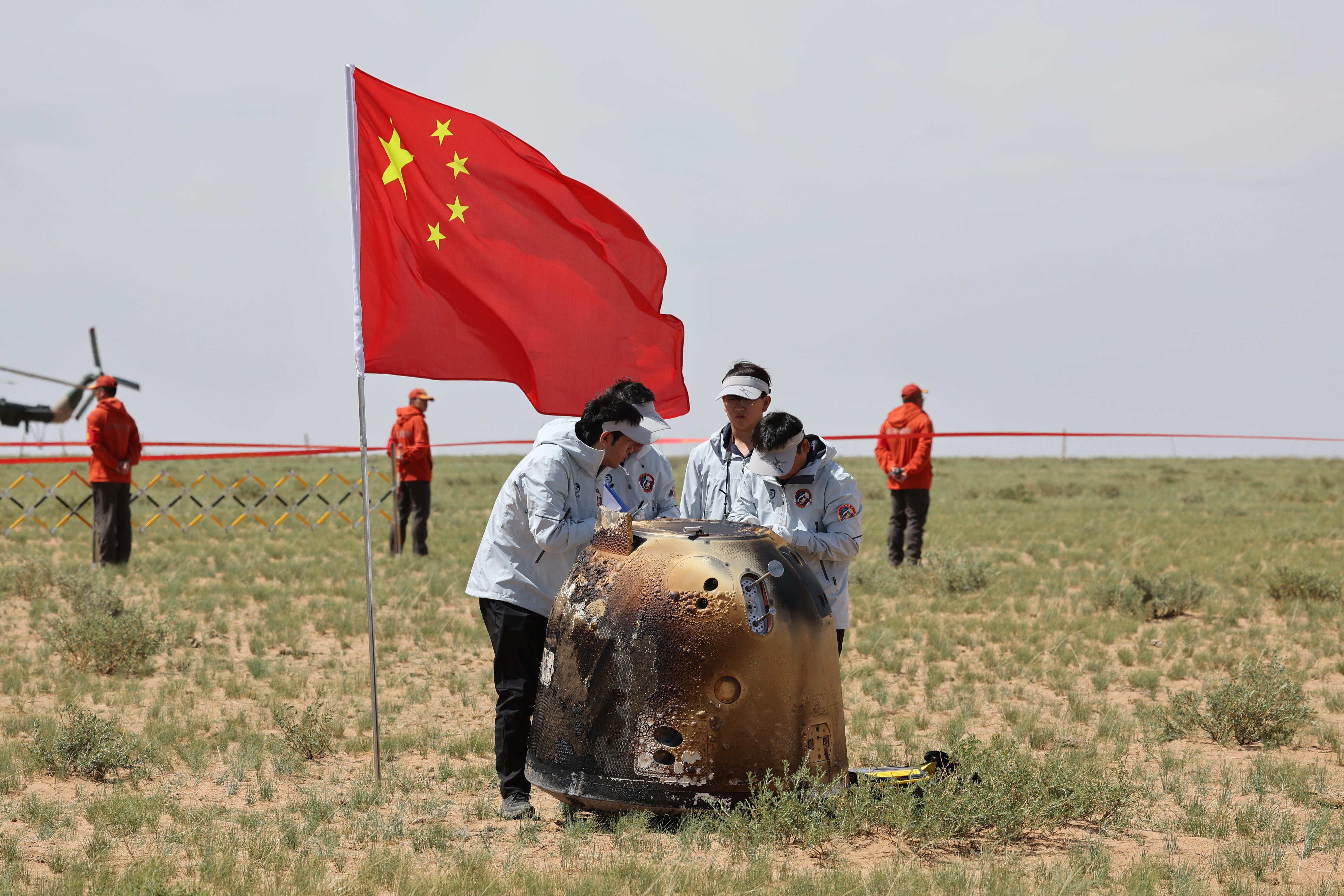 6月25日拍攝的嫦娥六號返回器回收現場(chǎng)。