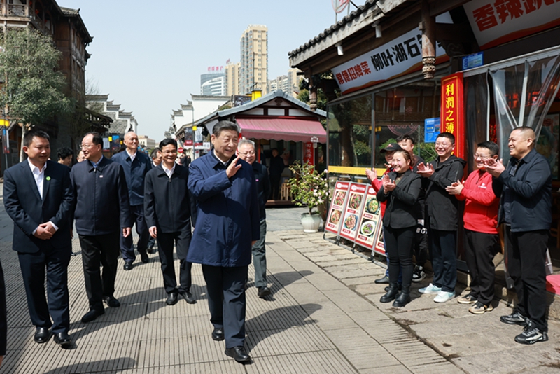 2024年3月19日上午，習近平在常德河街考察時(shí)，同店主和游客親切交流。新華社記者 王曄 攝