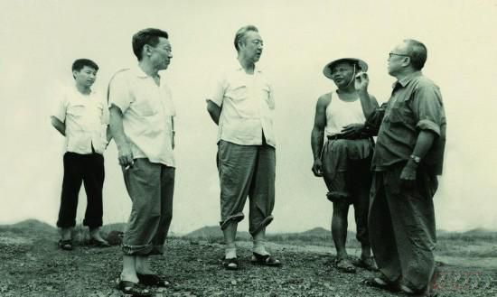 1978年8月，習仲勛（左三）在廣東惠陽(yáng)農村調研。在清華大學(xué)讀書(shū)的習近平（左一）利用暑假時(shí)間參加社會(huì )實(shí)踐，隨同父親一起下鄉。
