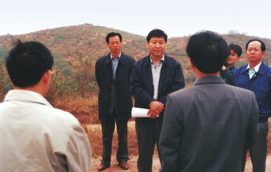 1999年11月，習近平在龍巖市長(cháng)汀縣河田水土流失治理區調研。圖源：《習近平在福建（下）》