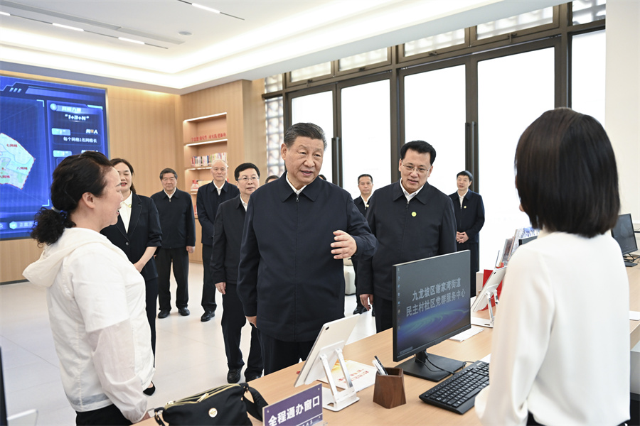 2024年4月22日至24日，中共中央總書(shū)記、國家主席、中央軍委主席習近平在重慶考察。這是22日下午，習近平在九龍坡區謝家灣街道民主村社區考察。新華社記者 謝環(huán)馳 攝