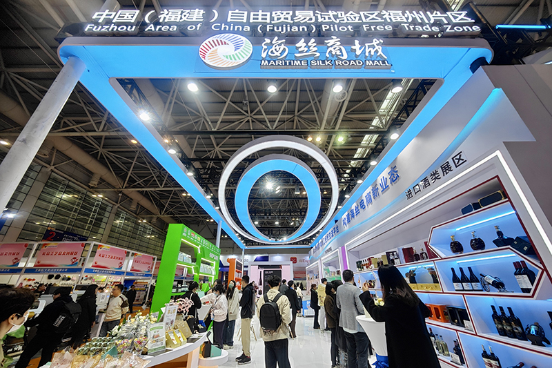 2024年3月18日，第四屆中國跨境電商交易會(huì )在福建福州開(kāi)幕。展會(huì )聚焦“鏈接跨境全流域 共建電商新生態(tài)”，集聚全國80余個(gè)外貿產(chǎn)業(yè)帶的上千家供應鏈企業(yè)。