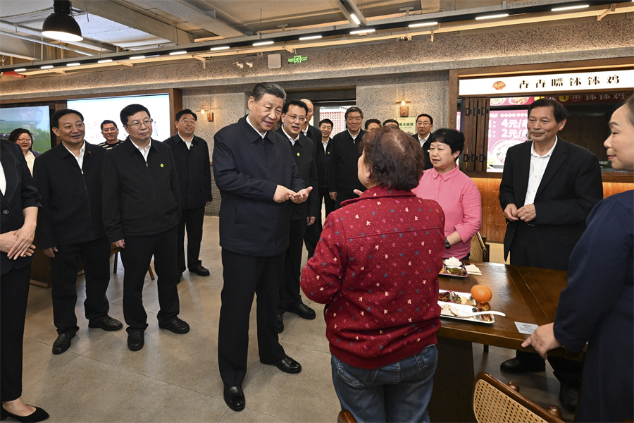 2024年4月22日下午，習近平在九龍坡區謝家灣街道民主村社區考察時(shí)，同正在社區食堂就餐的群眾親切交流。新華社記者 謝環(huán)馳 攝