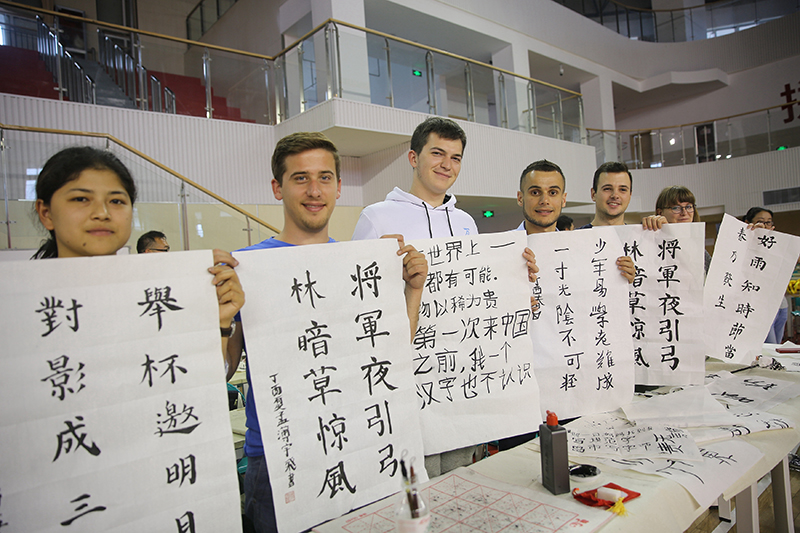 2017年6月5日，來(lái)自青島大學(xué)和中國石油大學(xué)（華東）的外國留學(xué)生在展示剛剛現場(chǎng)完成的書(shū)法作品。