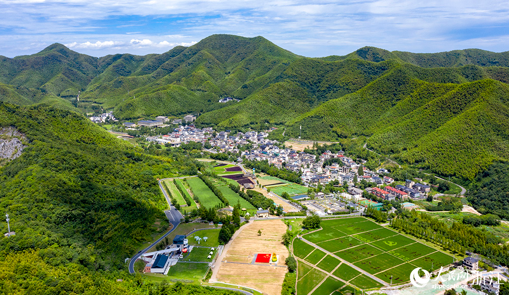 俯瞰余村全貌。人民網(wǎng) 章勇濤 攝