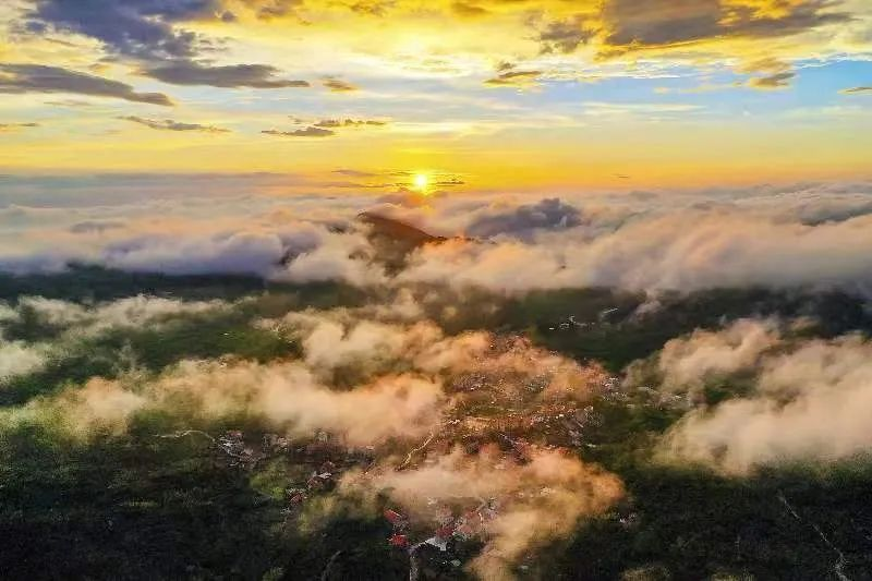 圖為云霧繚繞的軍營(yíng)村，群山盡翠，紅瓦掩映。廈門(mén)市委宣傳部供圖