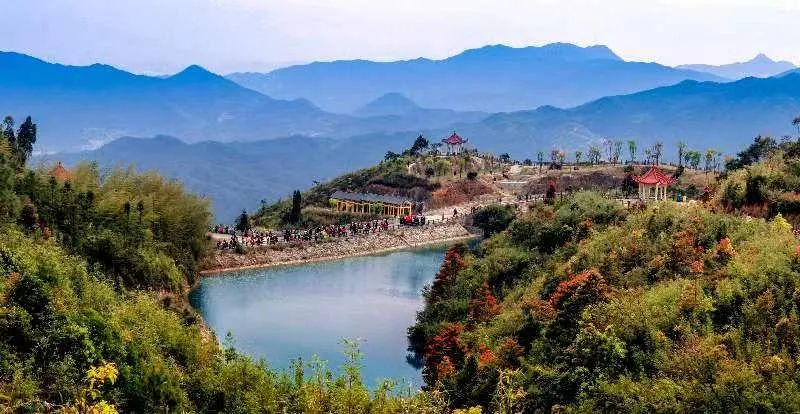 圖為游客們到軍營(yíng)村七彩池欣賞美景。廈門(mén)市委宣傳部供圖