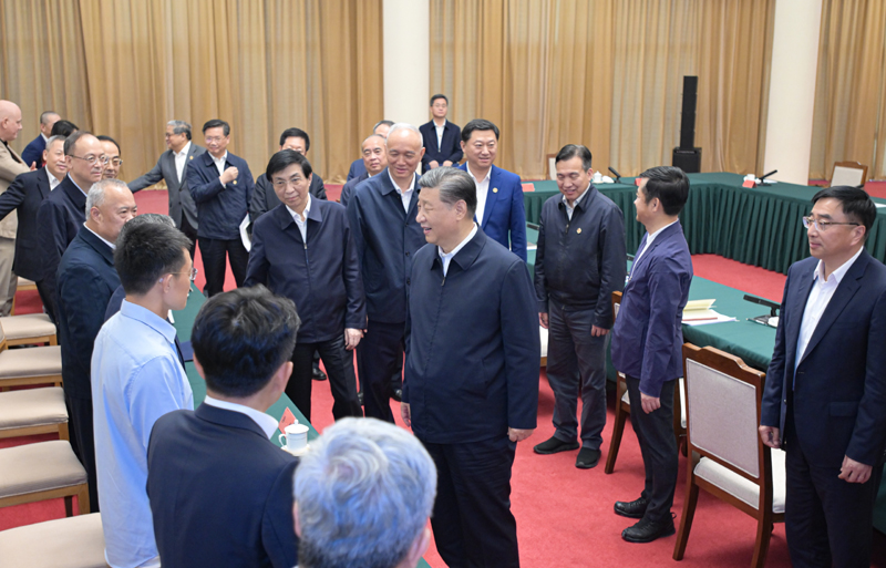 2024年5月23日，習近平總書(shū)記在山東省濟南市主持召開(kāi)企業(yè)和專(zhuān)家座談會(huì )并發(fā)表重要講話(huà)。這是總書(shū)記同參會(huì )的企業(yè)和專(zhuān)家代表親切交流。