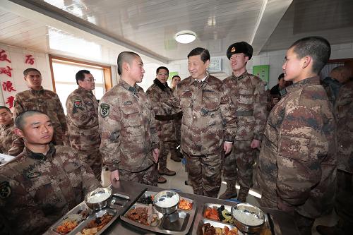 2014年1月26日中午，習近平來(lái)到連隊食堂，同戰士們一起用餐。新華社記者 李剛 攝
