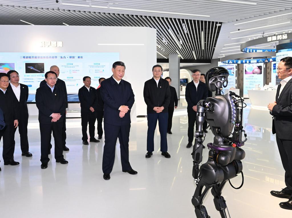 2023年11月28日下午，習近平在浦東新區張江科學(xué)城參觀(guān)上?？萍紕?chuàng  )新成果展。新華社記者 謝環(huán)馳 攝