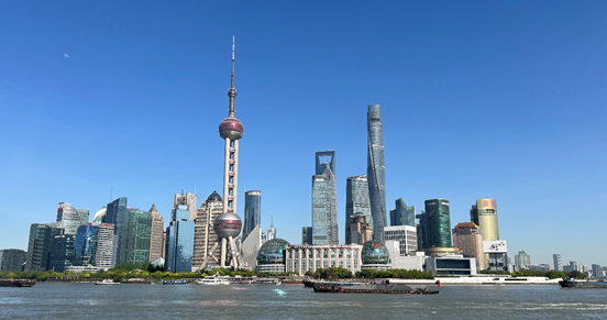 沿蘇州河遠眺陸家嘴城市建筑群。人民網(wǎng) 馬作鵬 攝