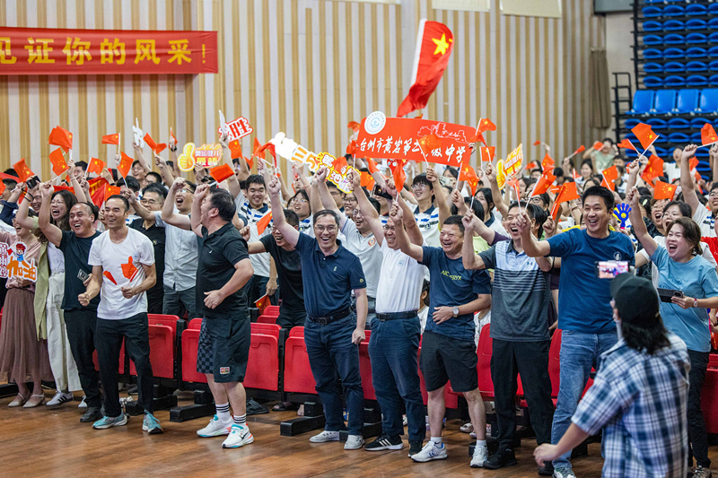 北京時(shí)間7月27日，2024年巴黎奧運會(huì )首個(gè)比賽日，在射擊10米氣步槍混合團體比賽中，中國選手黃雨婷/盛李豪獲得金牌。圖為黃雨婷的母校師生們通過(guò)收看奧運直播的方式為她加油助威。
