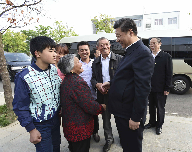 2016年4月25日，習近平在安徽省滁州市鳳陽(yáng)縣小崗村看望當年大包干帶頭人嚴金昌（右三）一家。